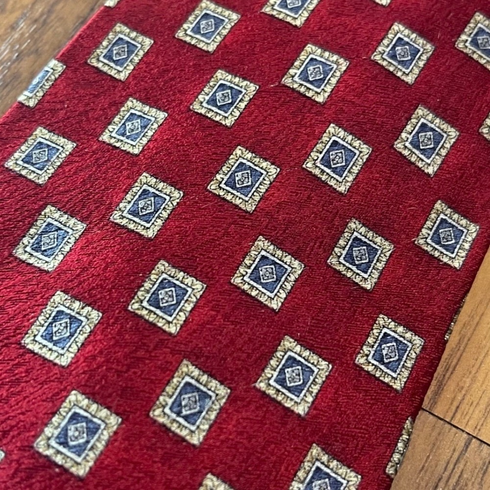 Via Veneto Mens Silk Necktie Red Burgundy Geometric Square Pattern Classic Tie